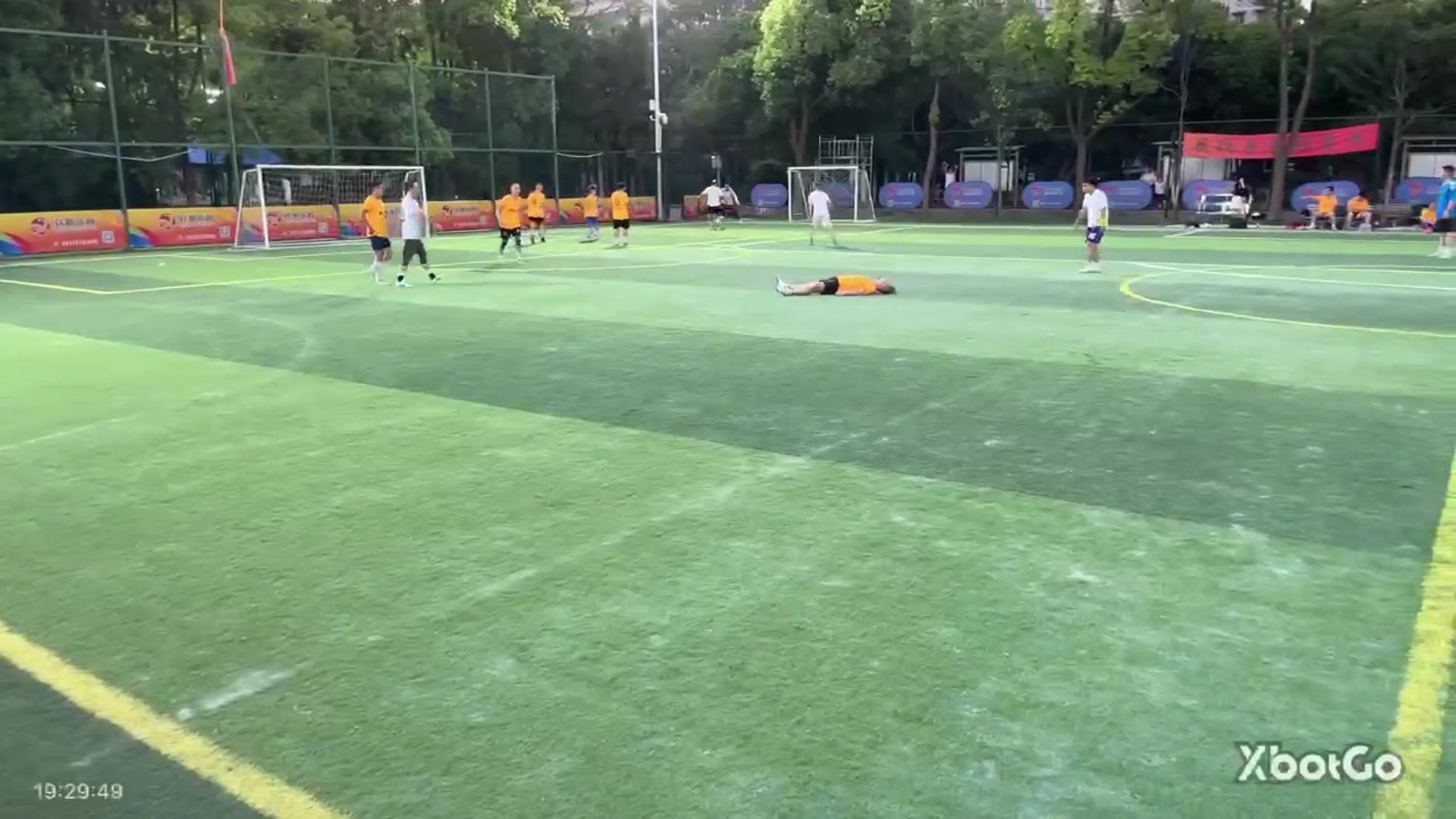 业余赛场球员猝倒！揪心祈祷不禁让人想起当