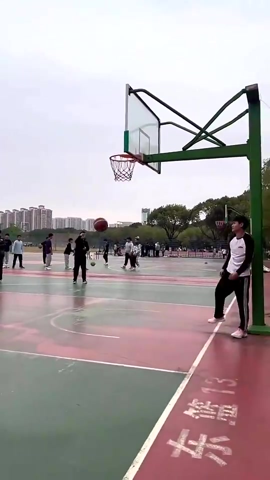 简直炸裂啊！小伙这一扣要是上扣篮大赛，不得拿满分啊！