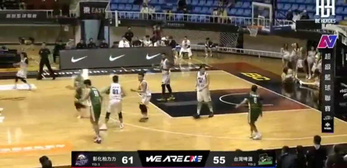 台妹為幹擾球員罰球直接上演一字馬見過大場麵的解說都十分意外