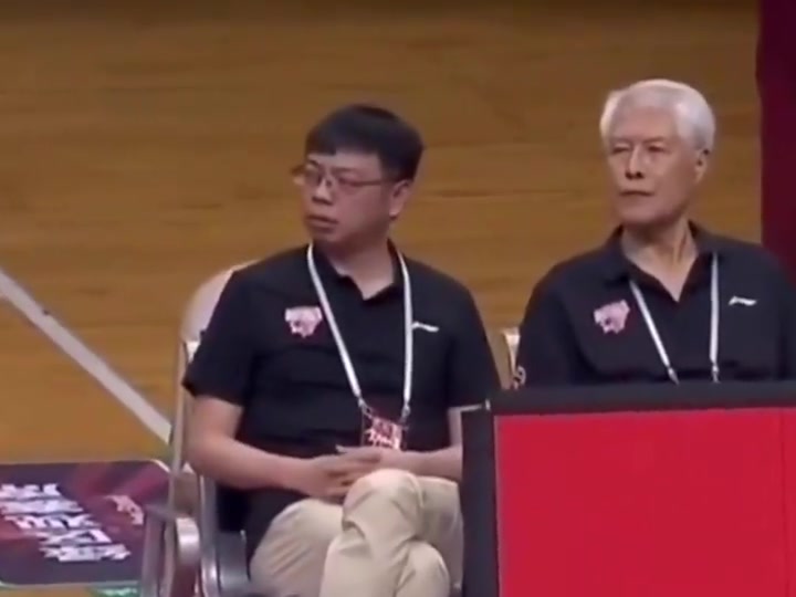 不滿判罰名場麵！浙江總經理怒斥裁判：TMD中國籃球被你們吹掉了