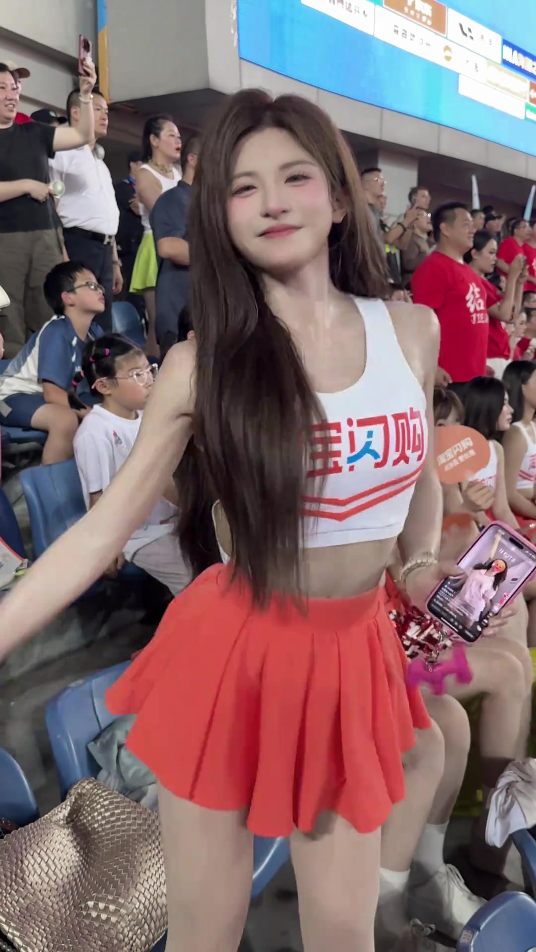 没有一个男人看这位啦啦队美女呀，果然足球吸引力够大