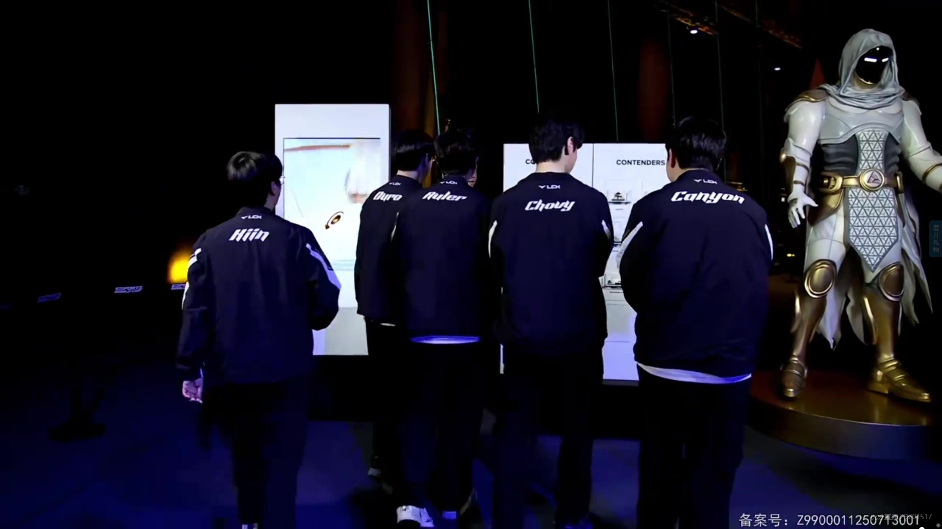 冠军的特权！GEN挑选了T1当自己的奖杯底座！！