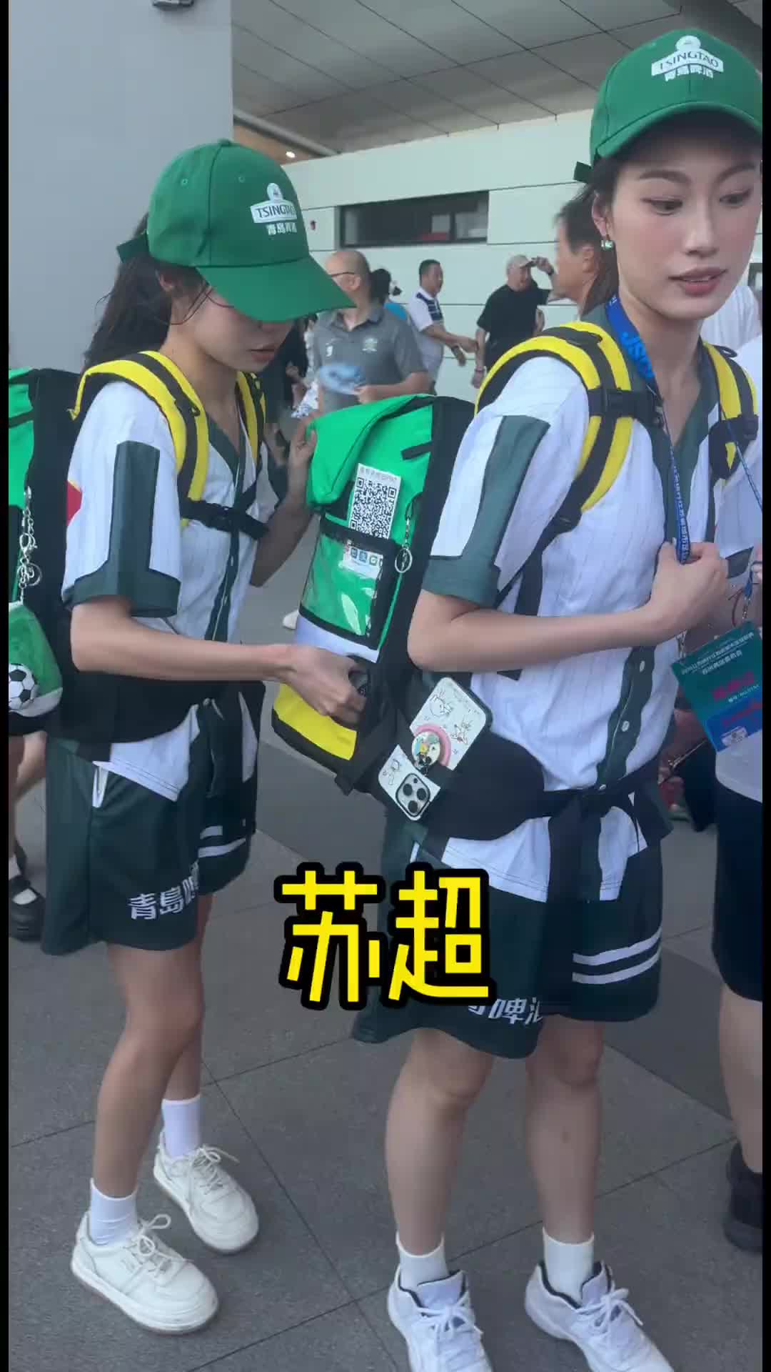 养眼啊！“苏超”场外有了很多背着桶卖啤酒的女生