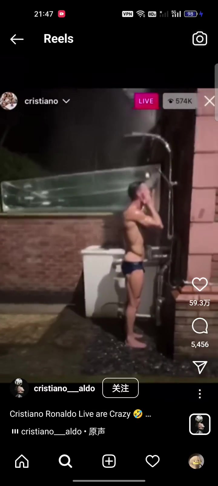 C罗那年直播洗澡，一身的腱子肉这身材真的顶