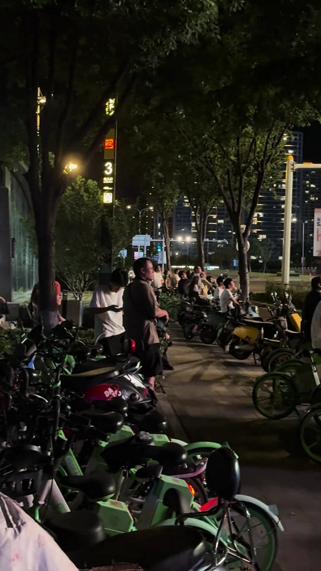 百姓街头看球！苏超把中国民间足球带到了一个前所未有的高度