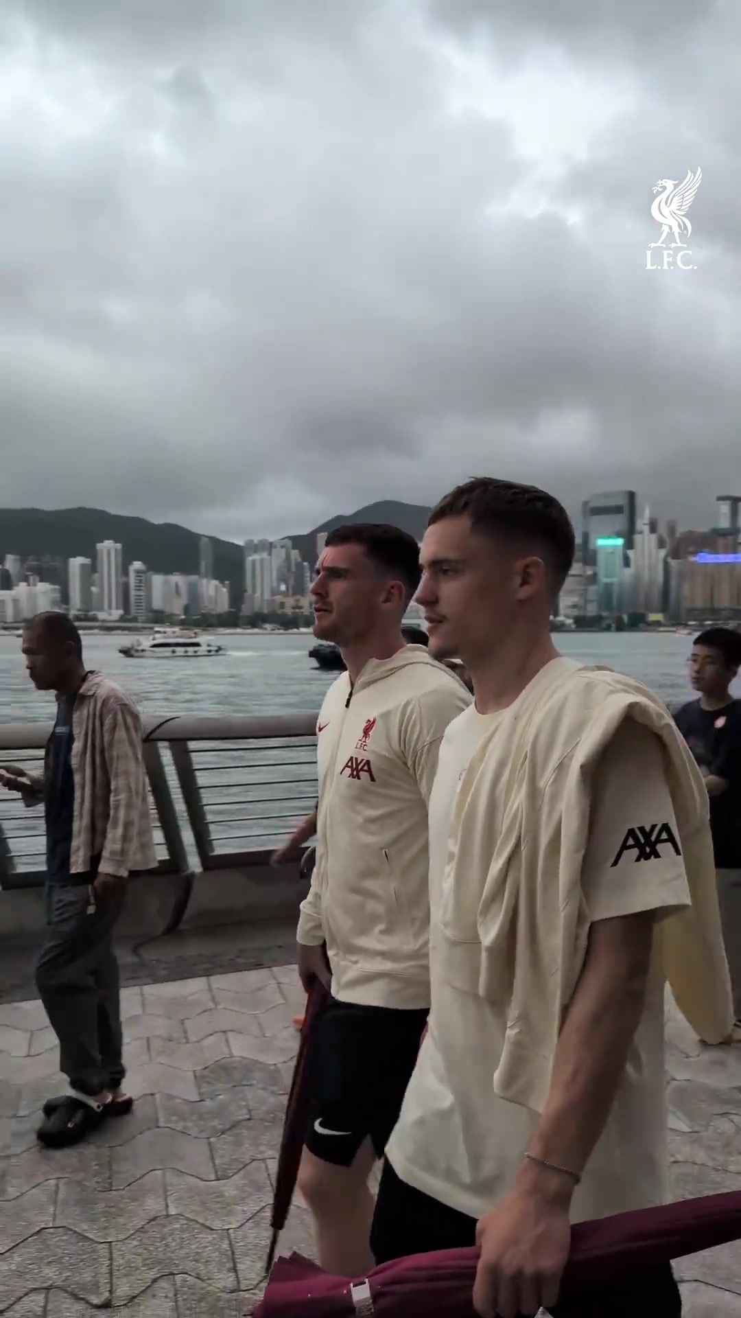 又是羡慕香港的球迷的一天利物浦全队香港街头悠闲散步