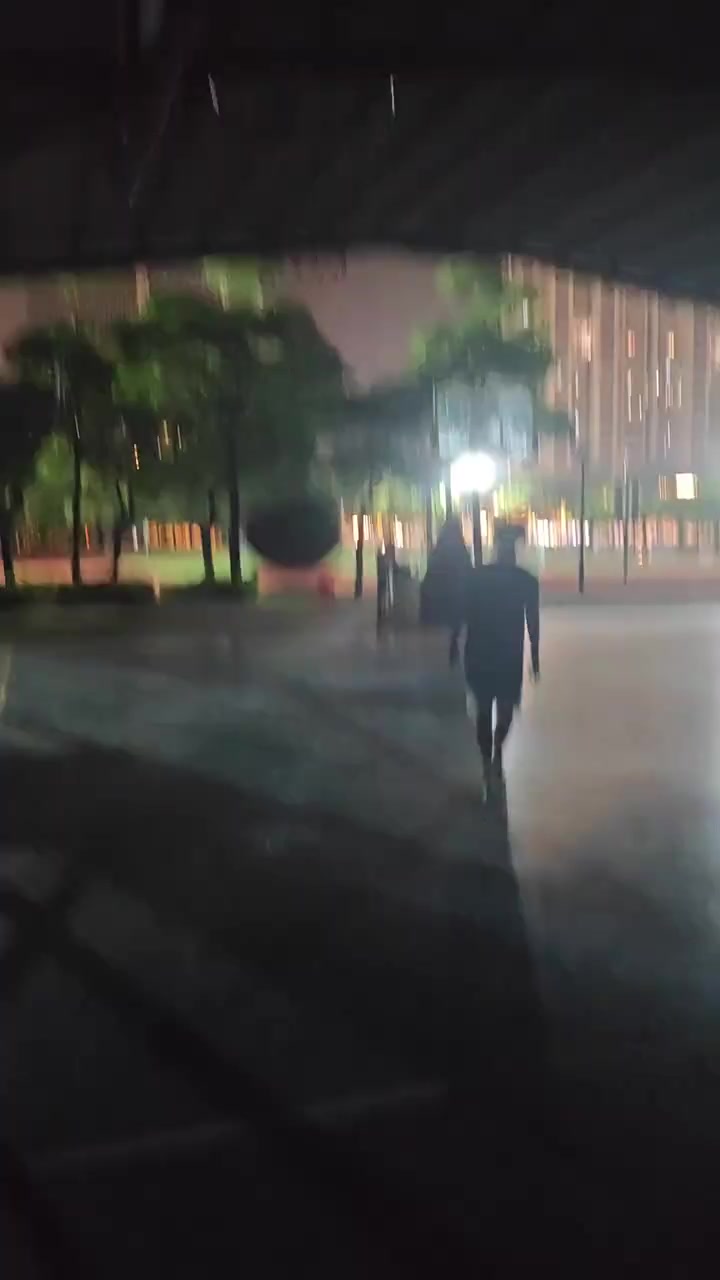 投篮出手，球进，灯灭！妥妥的回家球...