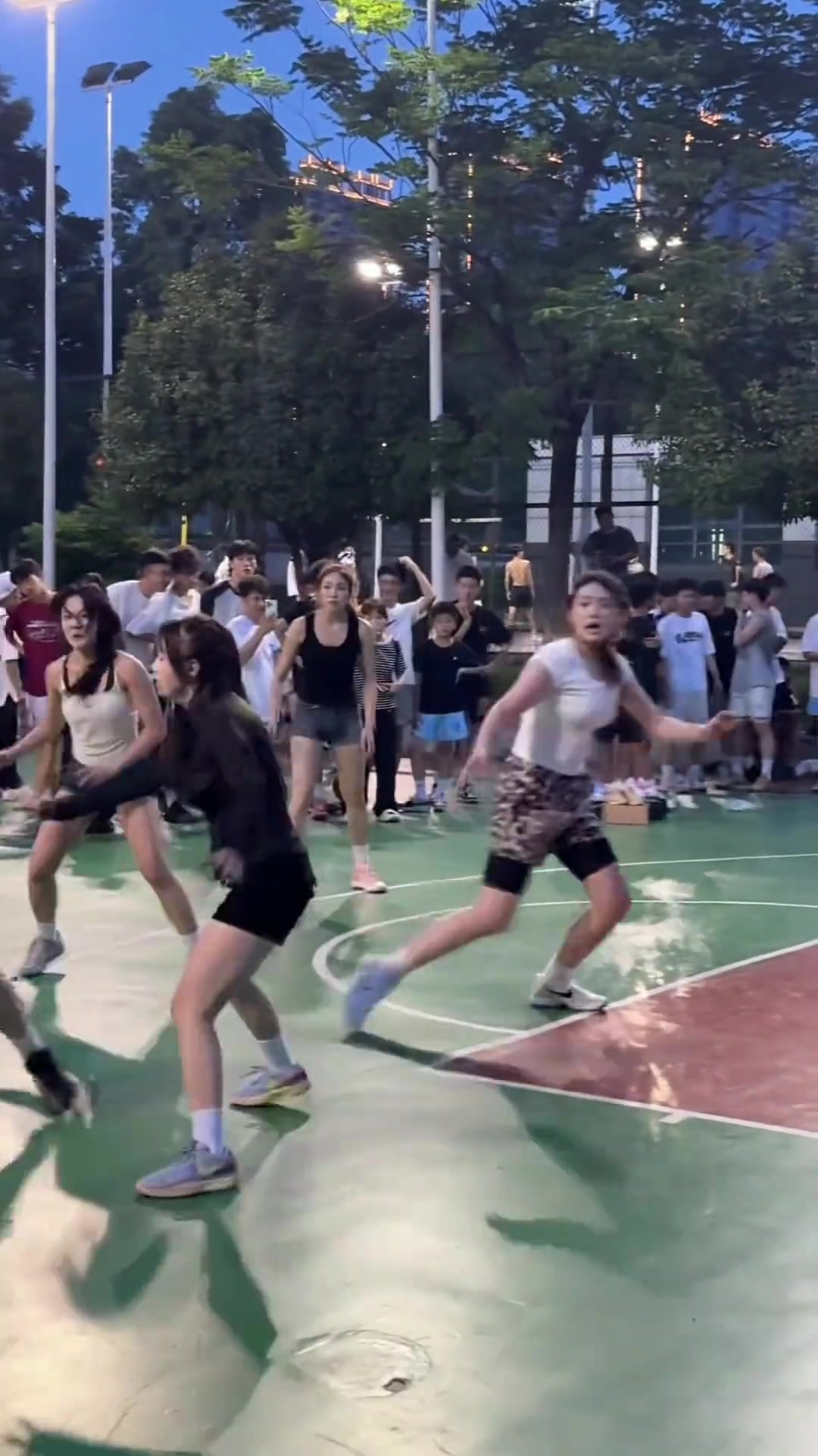 公園打球的未必全是男的！