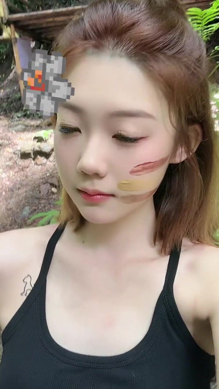 小舌头云南台足球女主持好俏皮，竟然还有小纹身~