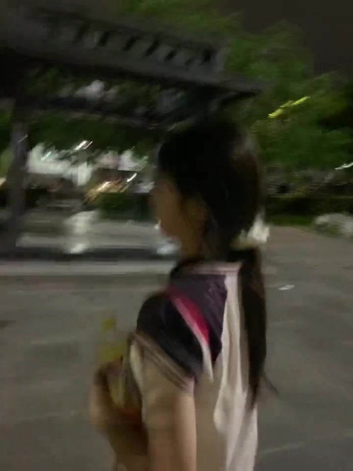 不喜欢夜店和酒吧 只想和你打完球一起散步回