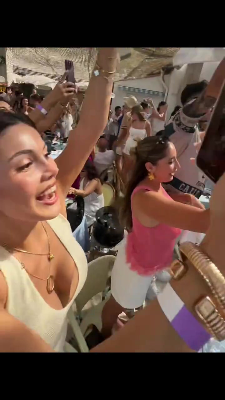哇塞，老詹這是去哪裏度假了，有這麽多美女狂嗨