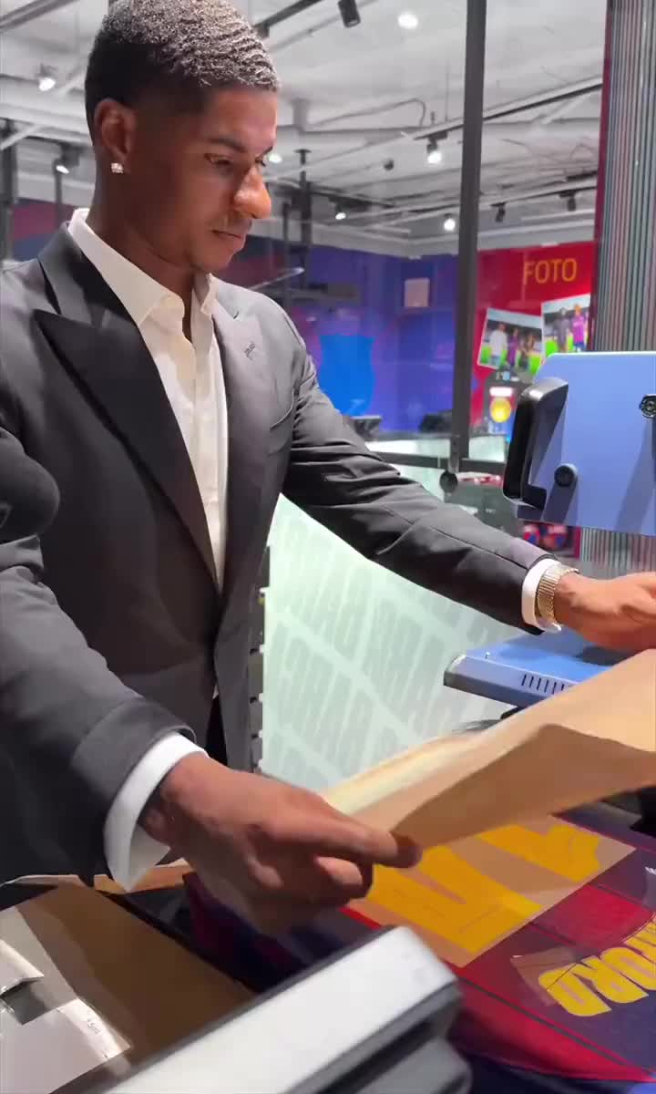 巴萨14号新主人！拉什福德亲自给自己印球衣