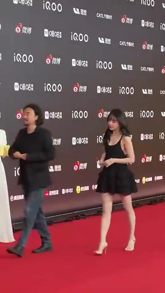 哇塞！美娜此前线下出席活动，路人镜头下身材和颜值依然顶级