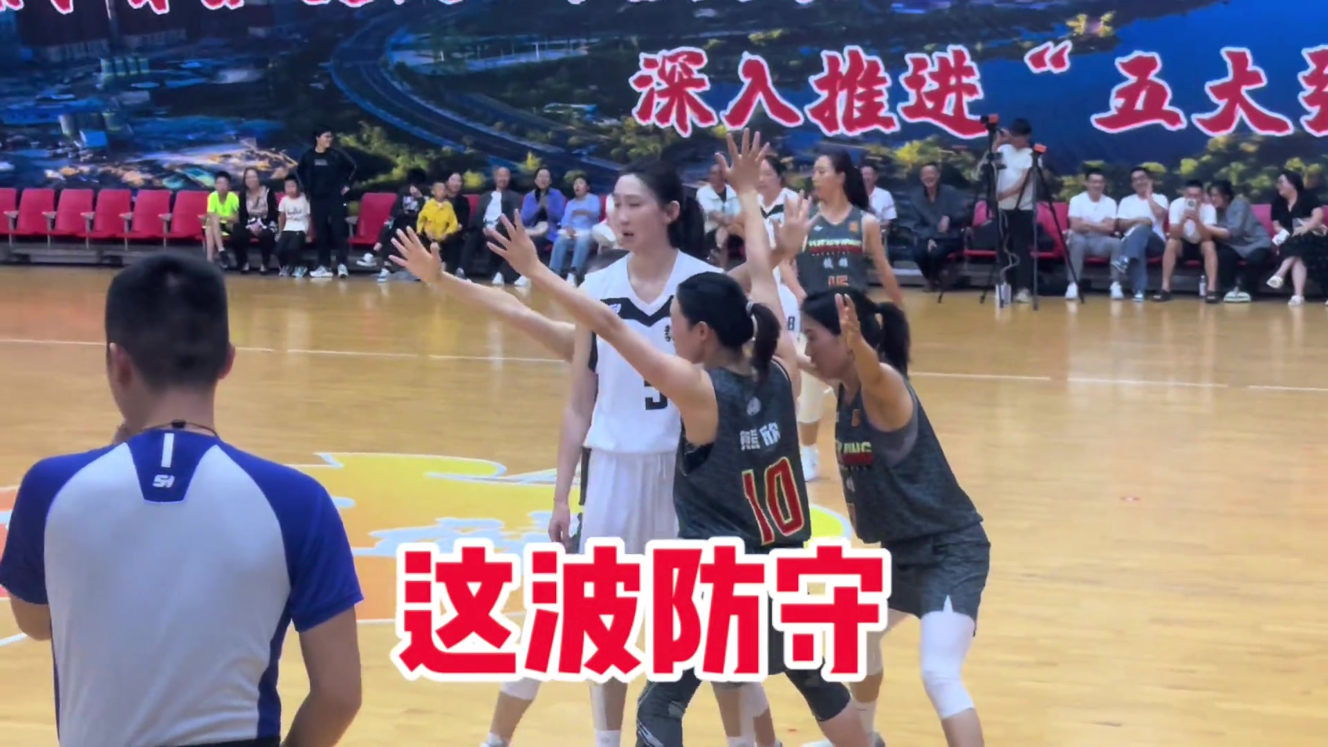 女子比賽驚現(xiàn)三人包圍防守，不敢想象小姐姐到底有多強(qiáng)