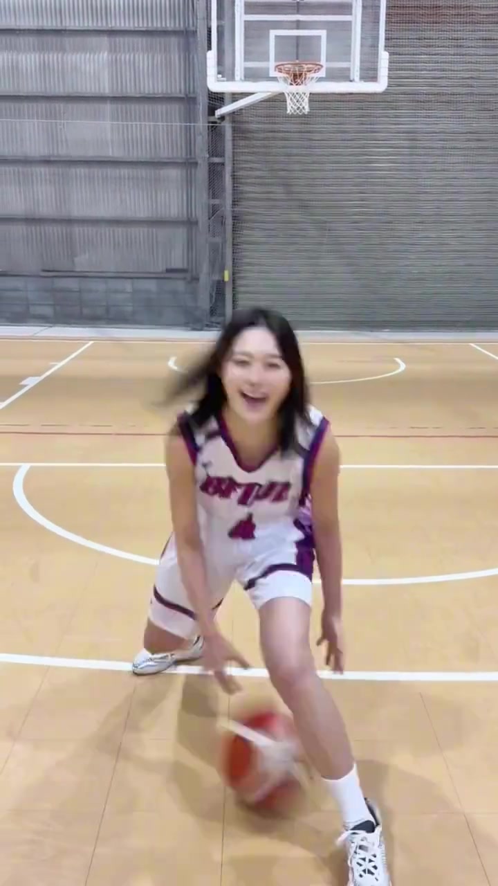 美女专属招数：一边对着你甜甜地笑，一边把你过了