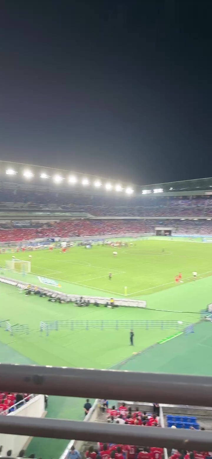 日本球市太火爆了！利物浦vs横滨比赛结束后球迷久久不愿离场
