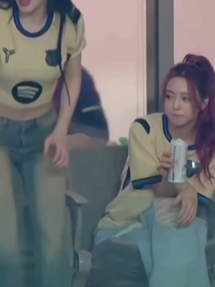 差盘花生米！韩国女团ITZY美女边喝啤酒边看巴