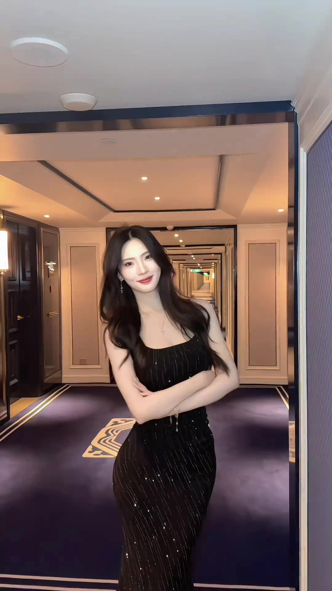 这是要去见登哥吗？美女登密盼盼的一身红色
