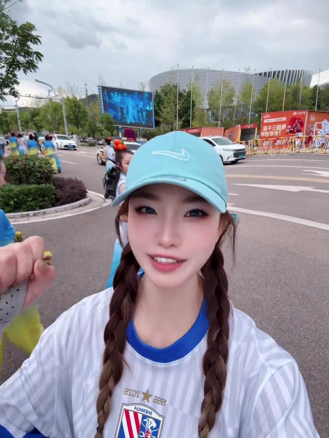 有机会扳回来吗？申花女球迷赛前：客战玉昆