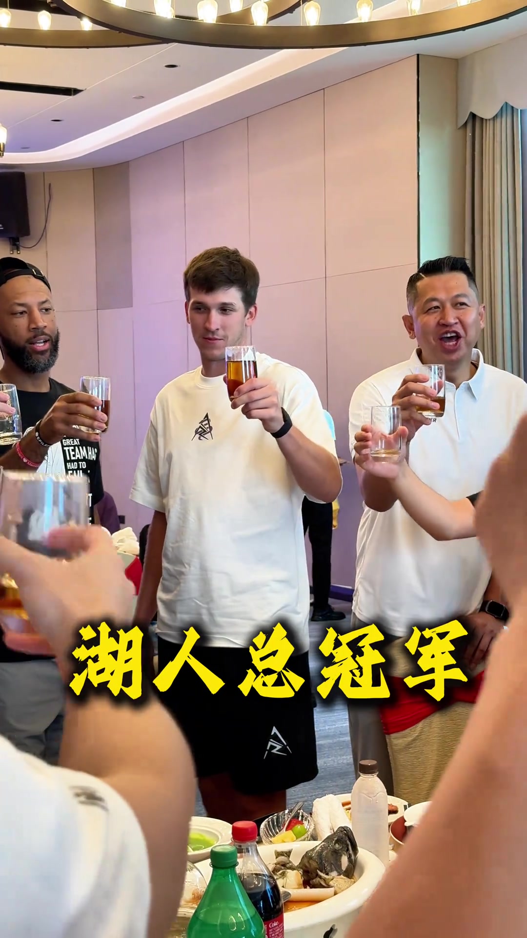 里夫斯 中国行入乡随俗，学敬茶！喊话“湖人