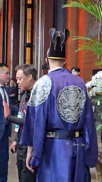 你们还爱玩这个呢？维卡里奥大帝出巡首尔，