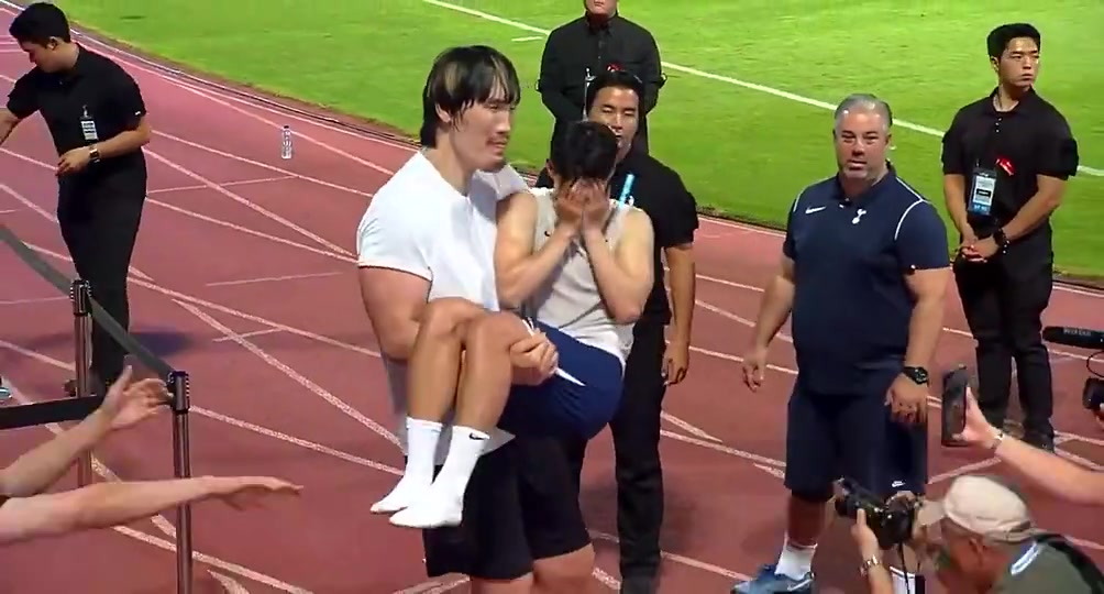激情四射！孙兴慜被2米18的大汉公主抱，害羞