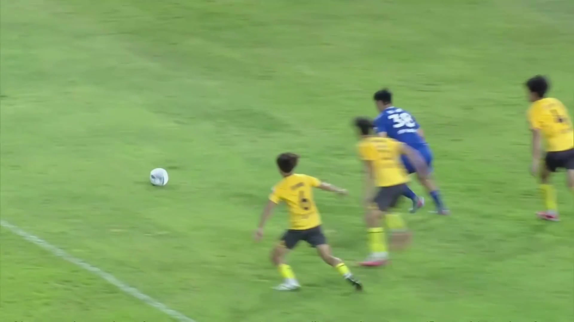 连云港1-0领先了！连云港球员停球停大恰好为
