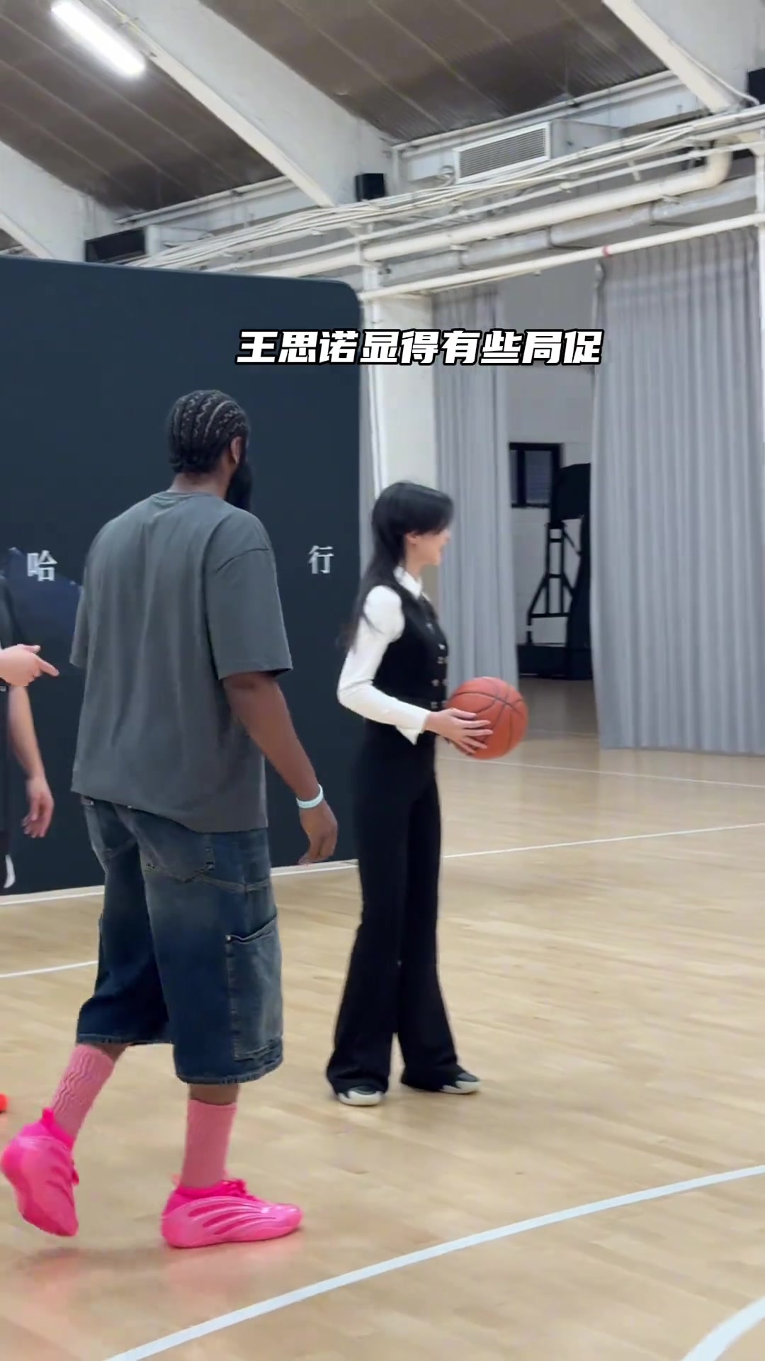 臺球打不過王思諾，直接來籃球場真實她！