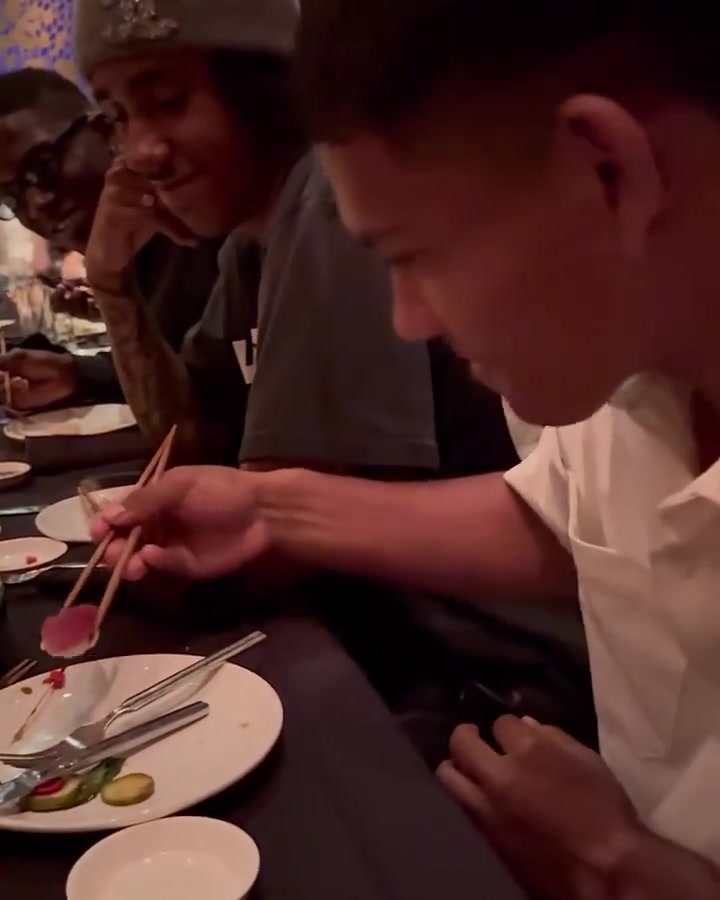 曼联球员齐聚中餐馆聚餐，迭戈-莱昂第一次尝