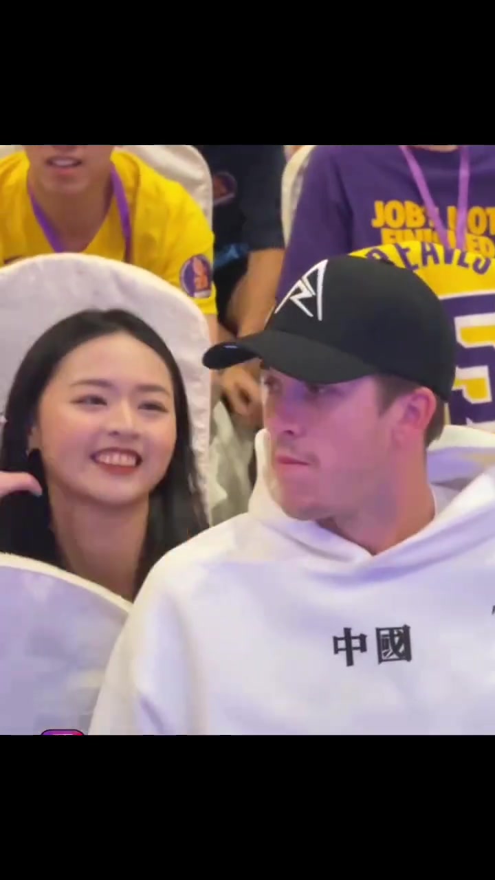 美女球迷突然貼近找合影角度把小裏都整害羞了