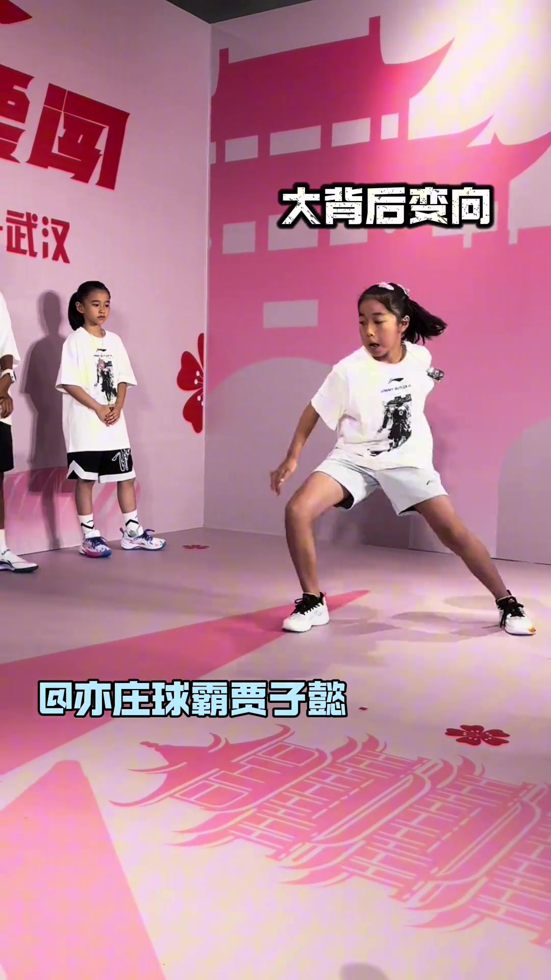 厲害了！賈磊女兒嫻熟運球，連巴特勒看完都得鼓掌！