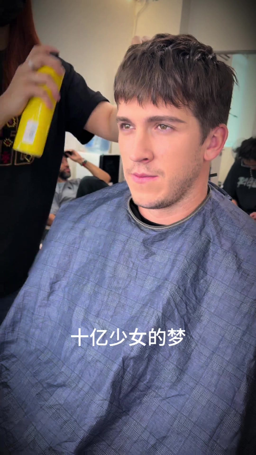 里夫斯中国行体验洗剪吹 有一说一小里颜值在NBA排得上号吧！