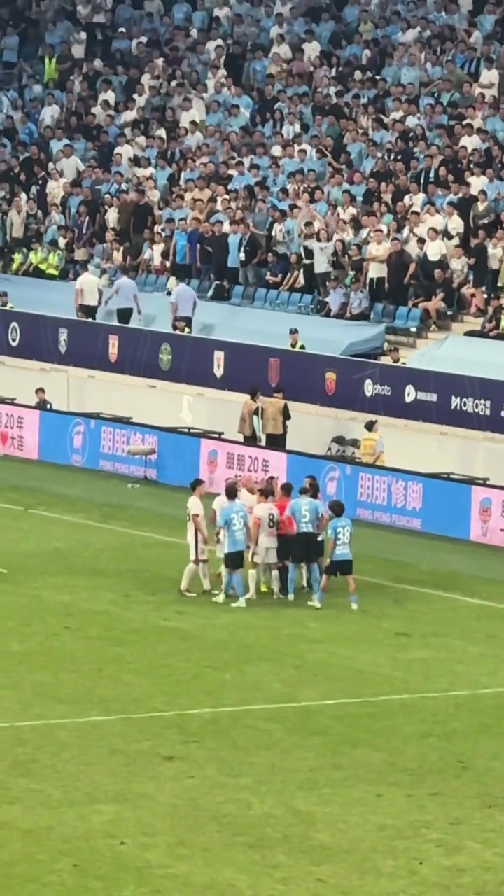 两队爆发冲突！现场大连球迷齐喊：红牌！