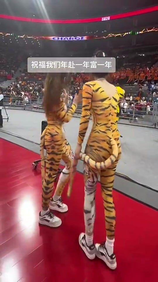 广东啦啦队两只美女“小老虎”，建议其他球队也学习一下