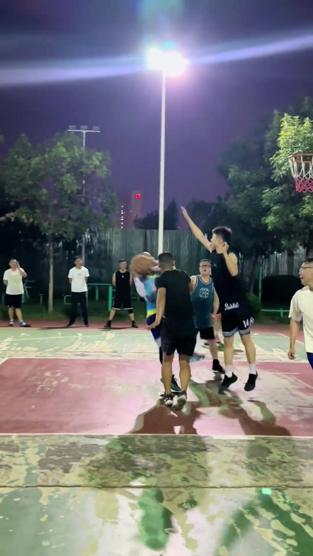 进个球至于吗。。网红滨州库里噗噗噗一通疯狂庆祝 口水四溅