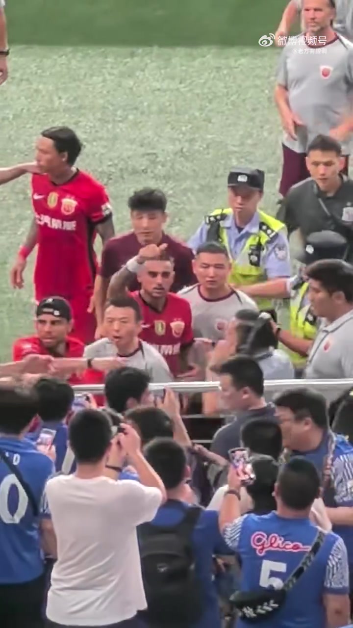海港球员谢场和申花球迷发生口角，武磊拄拐也在其中