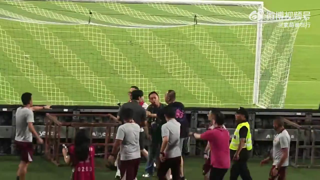 发生了什么？上海德比赛后美女记者和海港工作人员冲突