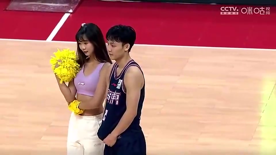 被实名举报YP多人+欠百万赌债！徐杰此前在场上与啦啦队美女合影