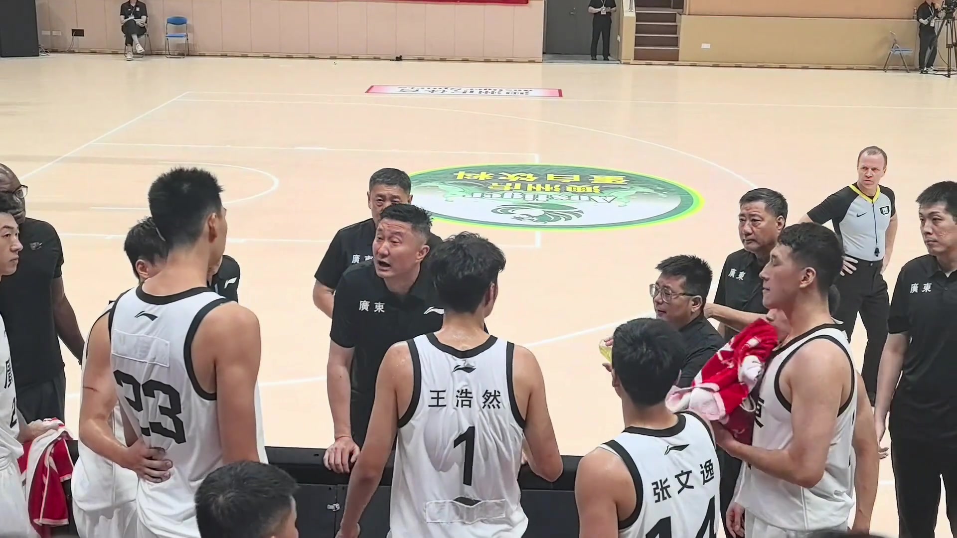 矛盾未解 申请交易！此前徐昕比赛中和杜锋吵架 并手指着杜锋~