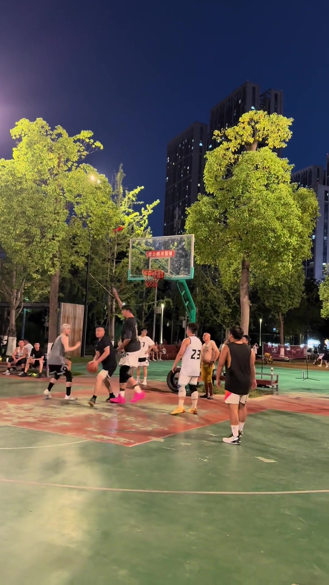 他简直就是姚明！身高2米23在野球场简直是无敌的存在