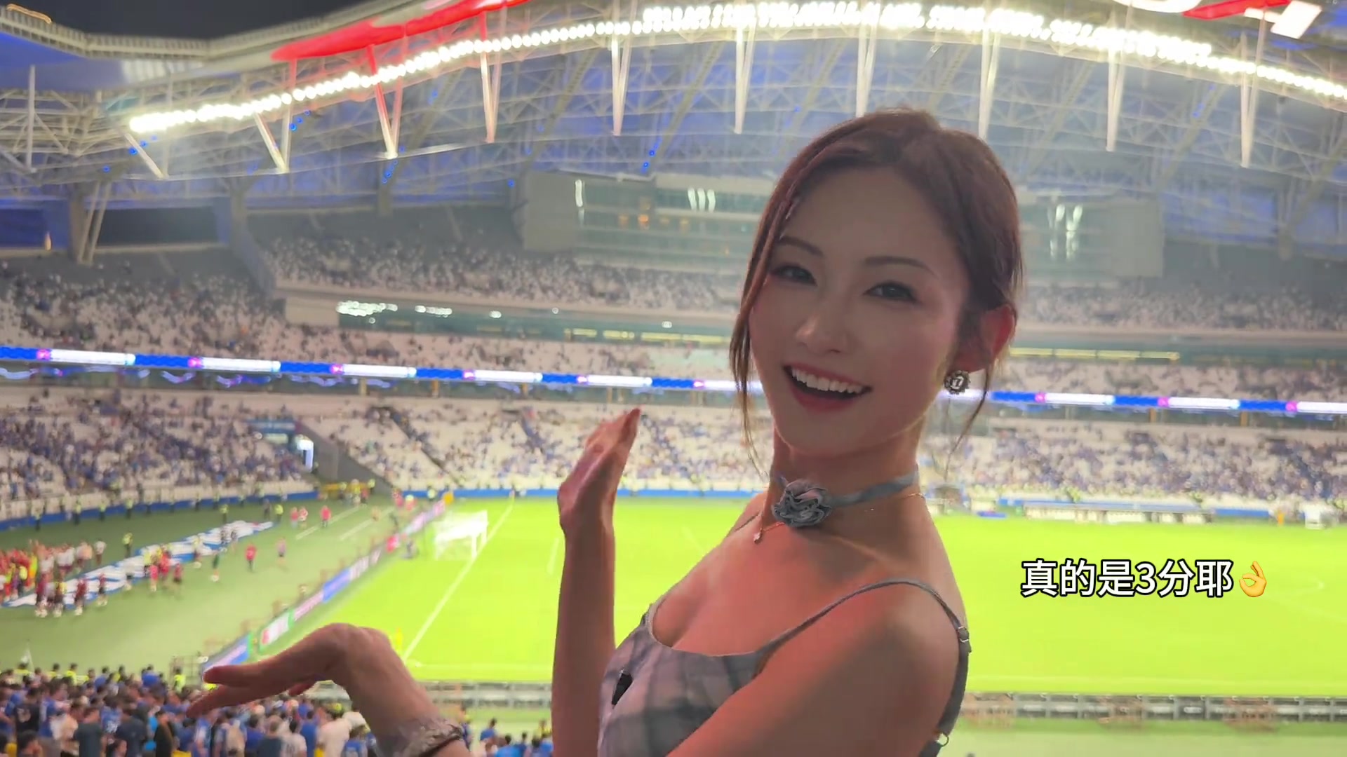偷感很重！云姨现场看上海德比这身装造很有韵味