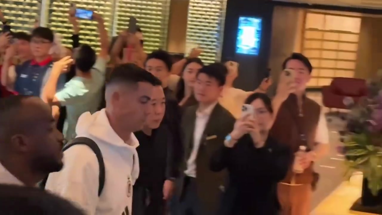 人气火爆！C罗随队抵达香港下榻酒店，周围挤满了球迷