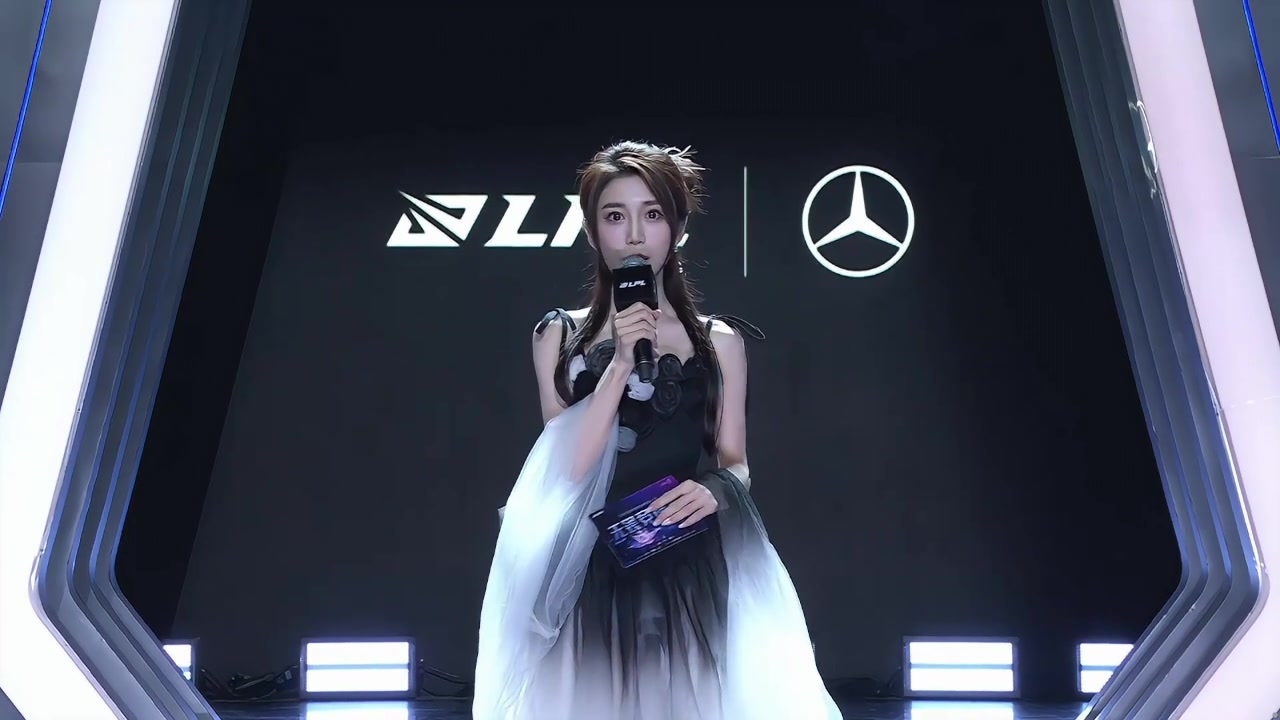 LPL首场女主持小悠：黑白相间的吊带纱裙，仙气飘飘~