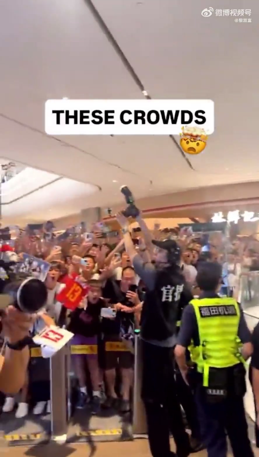 快船官推发哈登中国行场景视频配文：中国人人都爱登哥！
