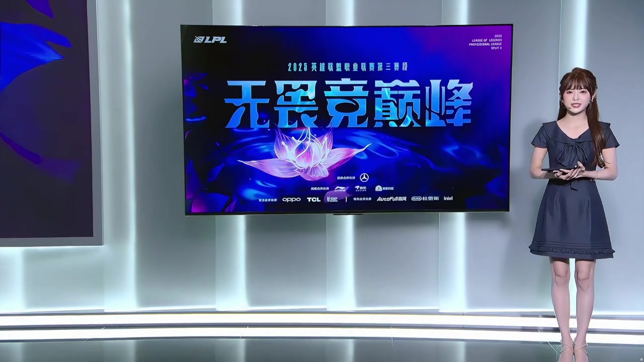 美滴很！美女主持泱泱身着深蓝连衣裙亮相互动席 依旧美丽动人