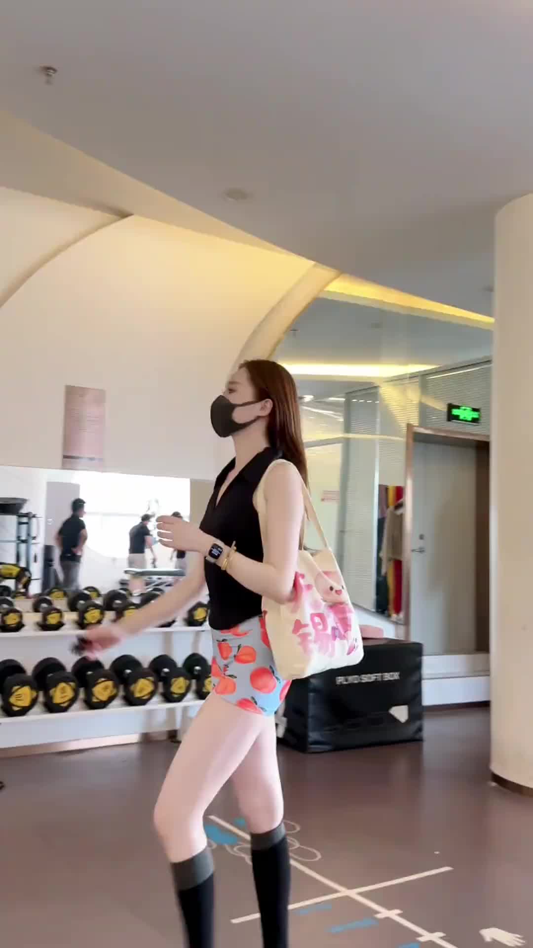 这是什么风格？苏超媛穿着个水蜜桃图案裤出门了，就你嘚瑟