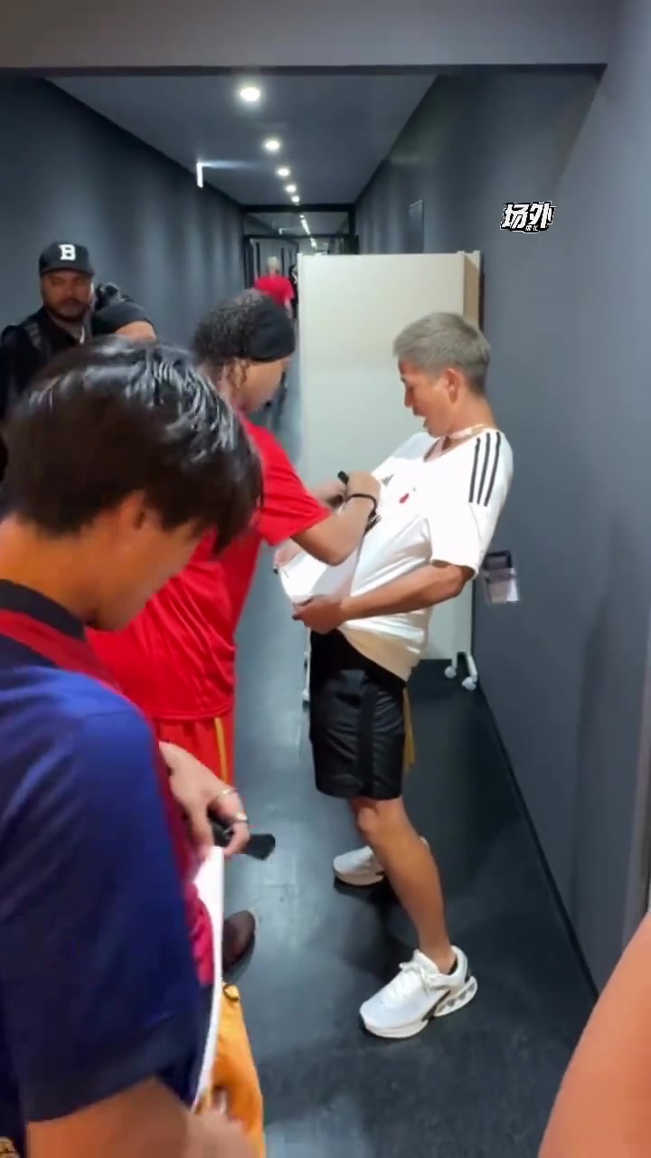 当场跪地情绪崩溃！日本球迷拿到小罗亲笔签名后泪流满面