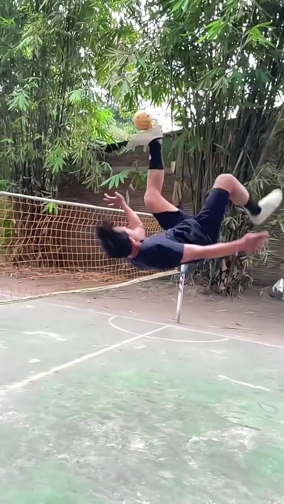 倒钩还能有假动作，这空中倒着虚晃一枪真是太屌了