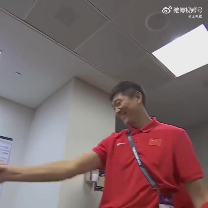 男篮赛后更衣室内互相庆祝，大家都开心的不得了！