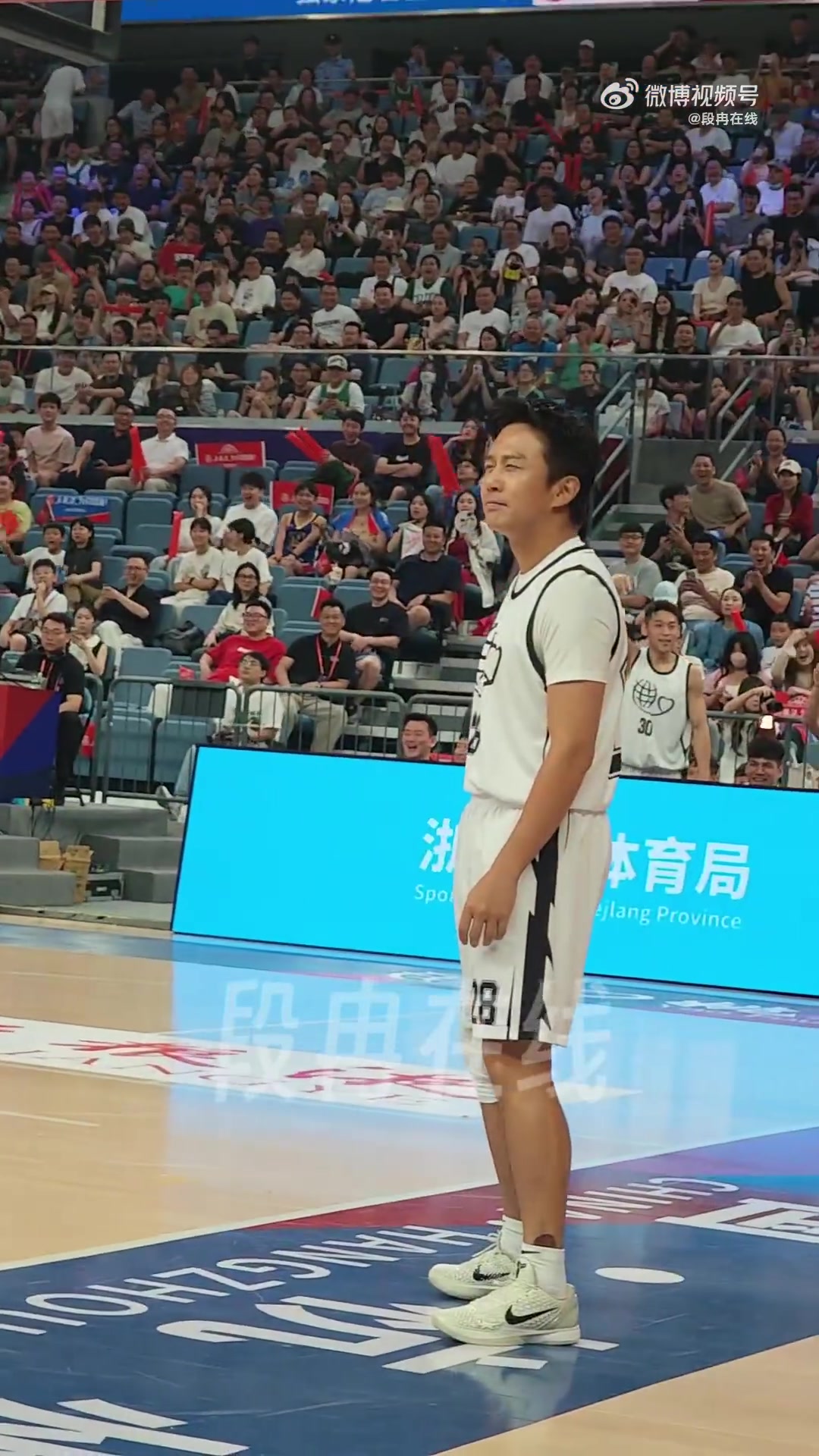 笑死！邓超一条龙上篮惨遭库兹马大帽，随后一脸无奈站在篮下